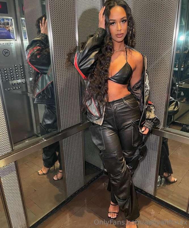 This leathers making me sooo hot … maybe I should take it of..