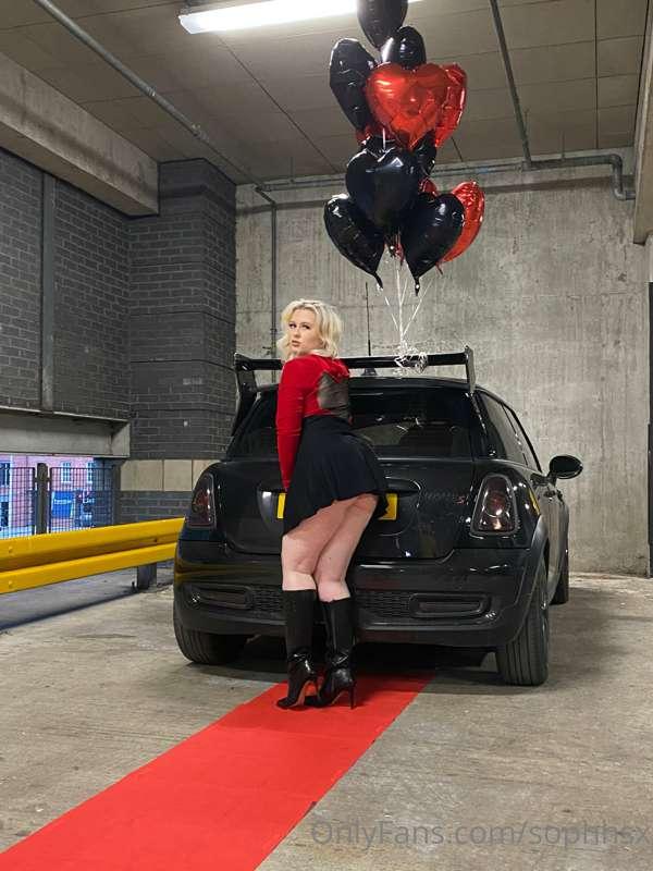 Little BTS with my car🖤