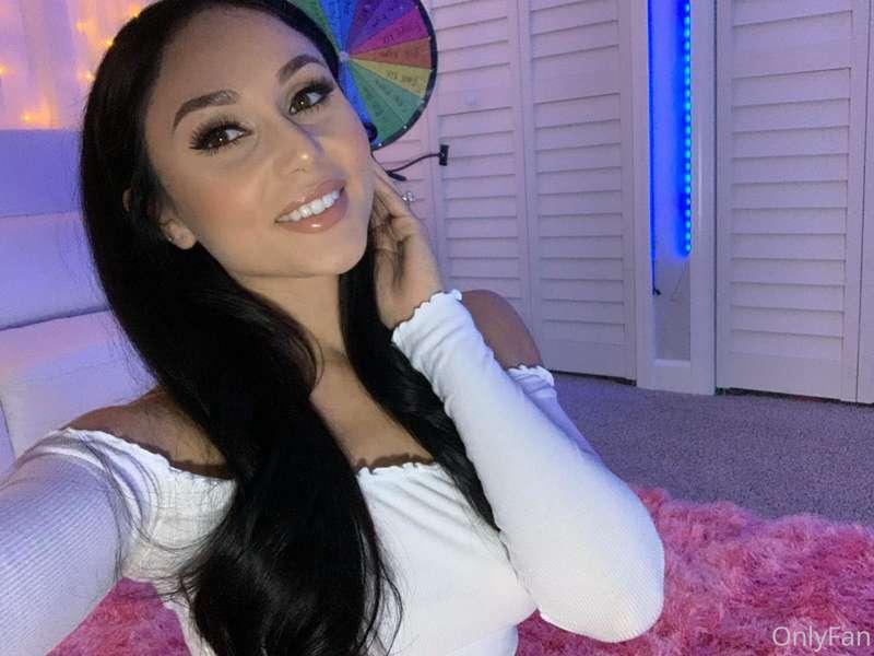 Smile if you're in the mood to fuck 🤍