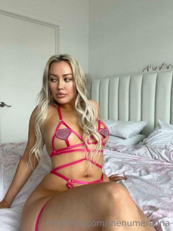 Feeling sexy in my soft pink lingerie 💕