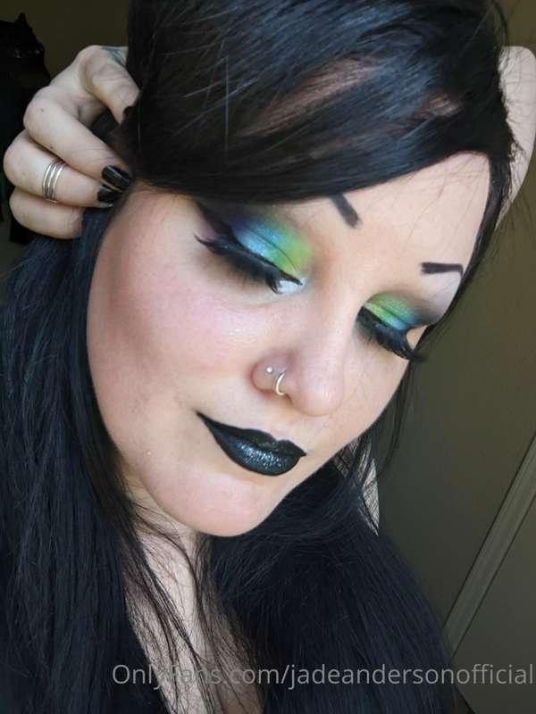 Happy Monday, everyone! 😘