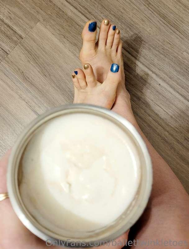 Saturday morning vibes 💅☕️ wishing you a fantastic weekend 😘