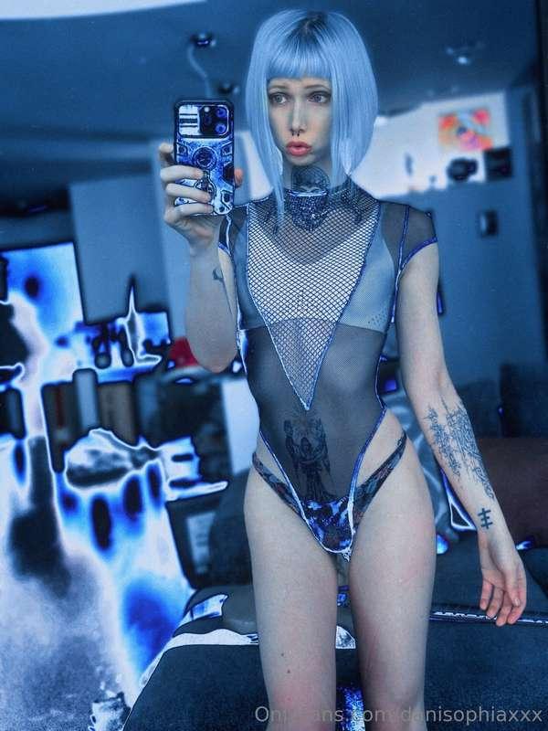 Your cyberpunk gf misses you!<3 how’s your day been babe?