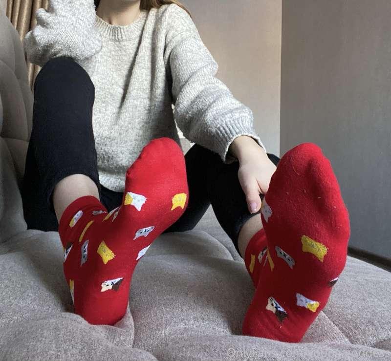 How do you like my new socks? ❤️