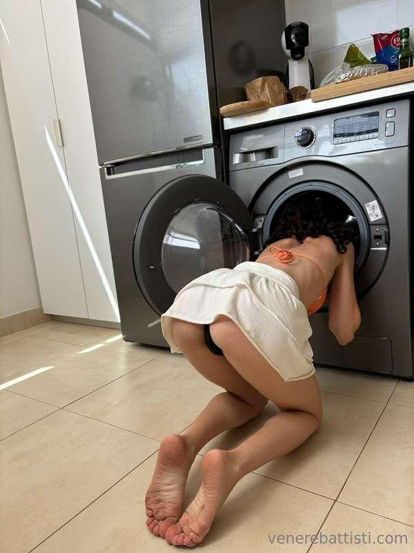 POV: ti alzi dal letto e mi trovi in cucina piegata così... ..