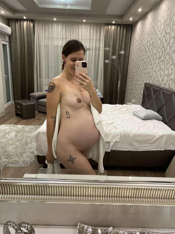 Belly modeling lol 😋 love these pictures