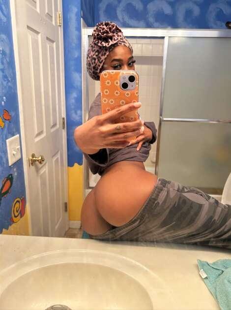 can you smack this ass daddy? 🥵
