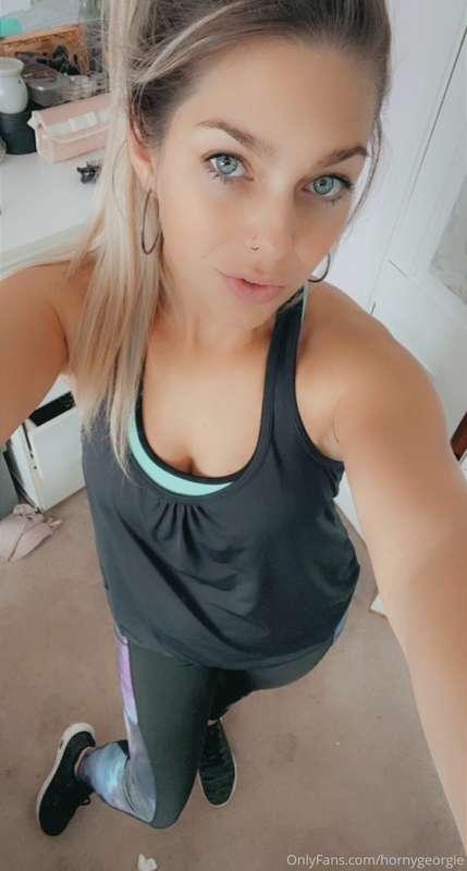 Hot and bothered after my gym sesh, wanna come wash me down ..