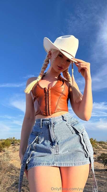 Howdy, handsome... 🤠💋 wanna test my riding skills or just wa..