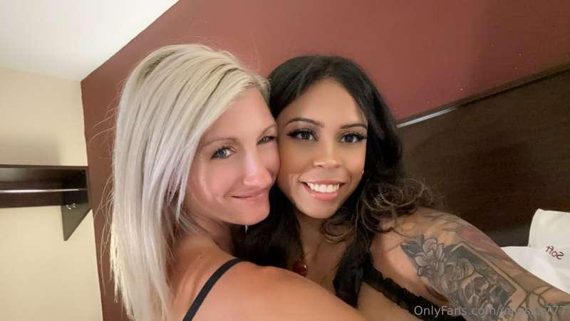 Trying new things and new people watch me fuck this horny mi..