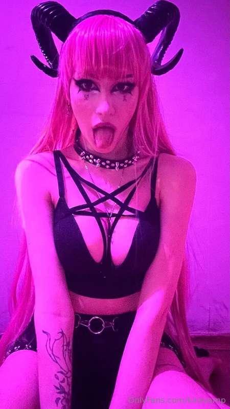 you like my devil outfit today?❣️😊