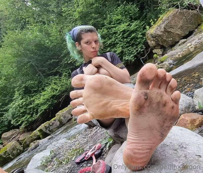 Dirty feet! Don't you love going out and playing on the mud?..