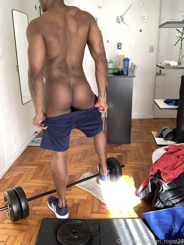 Momento perfecto para entrenar. Quieres lamer 👅🍑 aquí?