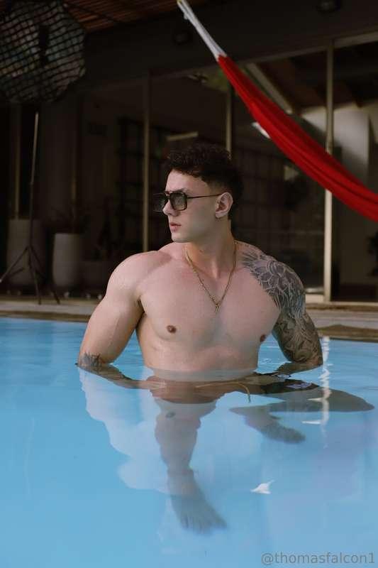 Swimming pool, sun and me, what more do you need? 😈💦☀️