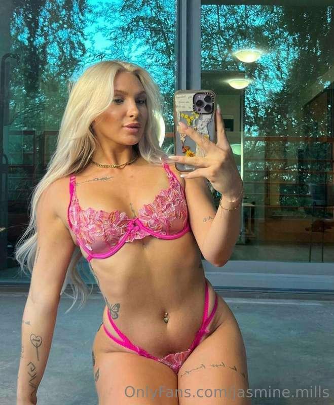 Blonde babe pussy-slayer @rendoll loves to tease her pussy o..