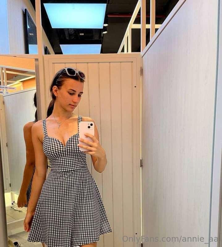 Many girls like to dress well, because it emphasizes their i..