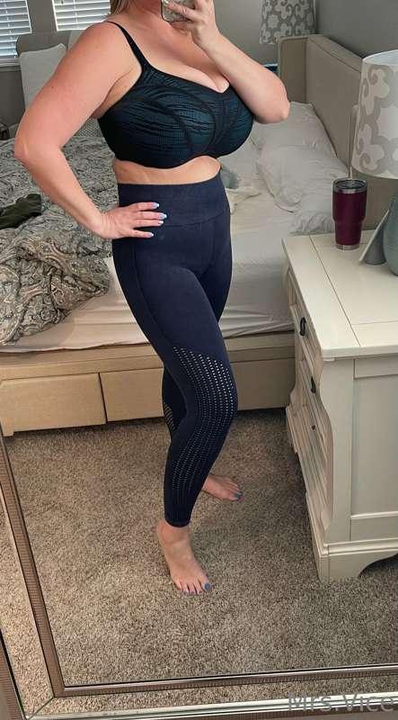 A few pre-workout Titty Tuesday shots for ya 😉