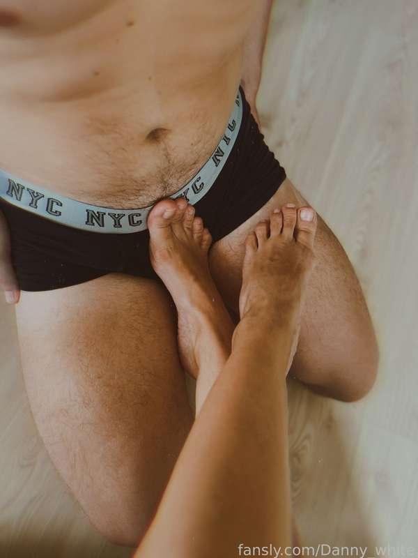 My comfy personal footrest @DannysCuck 

#fyp #couple #feet #footfetish #goddess #queen #femdom #findom #finsub #mistress #humiliation #domme #cuckold #cuck #hotwife 