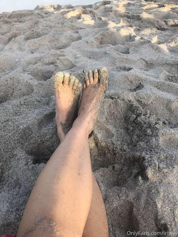 Beach day!! 🦶🏼🏝✨