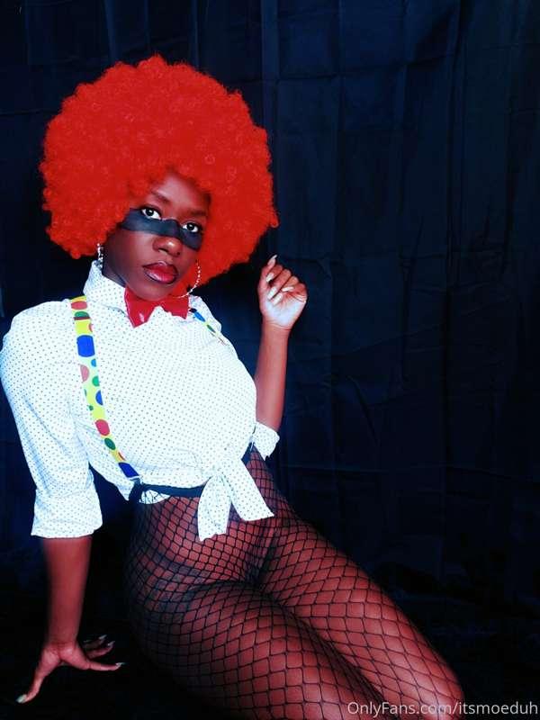 Hey y'all!  Here's a lewd clown selfie mini set🥰 pussy shot ..