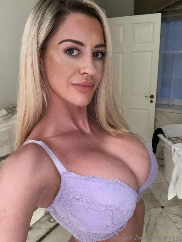 Like if you love big tits 🍒