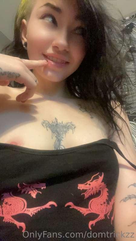 😋👅🖤 oops slipped out a little.. 
what do you like more my pe..