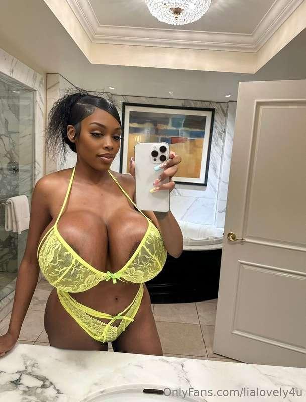 How do you like my outfit 💛💛💛💛