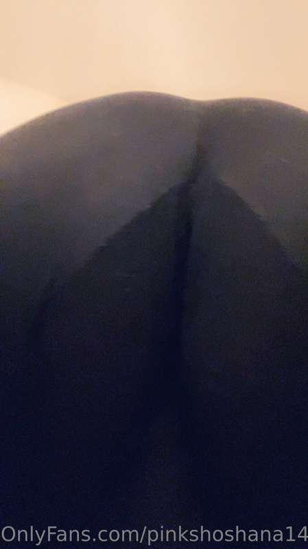 Look! You can see through my leggings! 😏