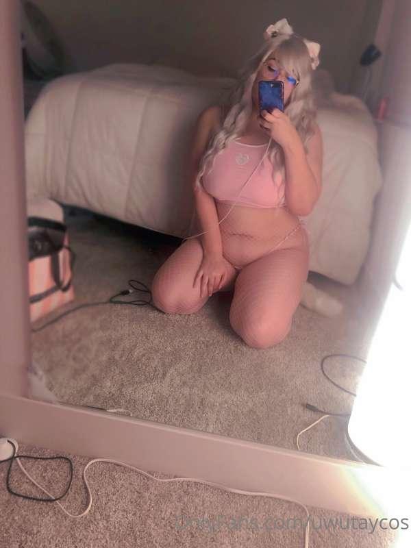 Cat but with pink fishnets 👀💞