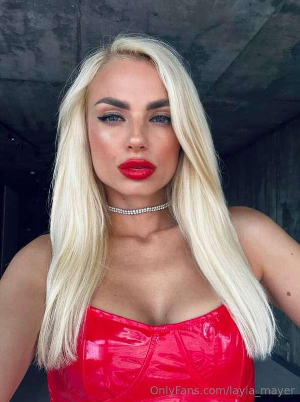 SEDUCTIVE ENIGMATIC BEAUTY🫦 @lola_sunn 
🍈 With natural breas..