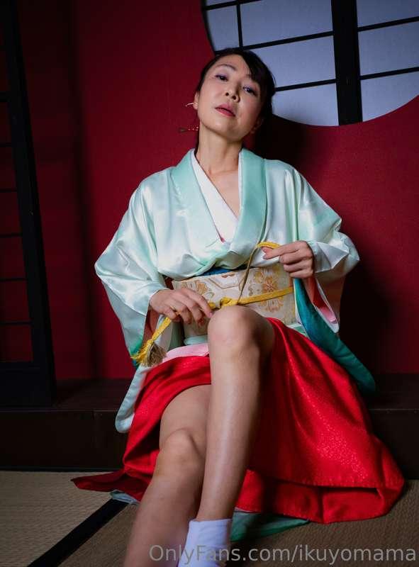 和服って色っぽくないですか？
熟女の魅力よ
Isn't kimono sexy?
It's the charm of a..