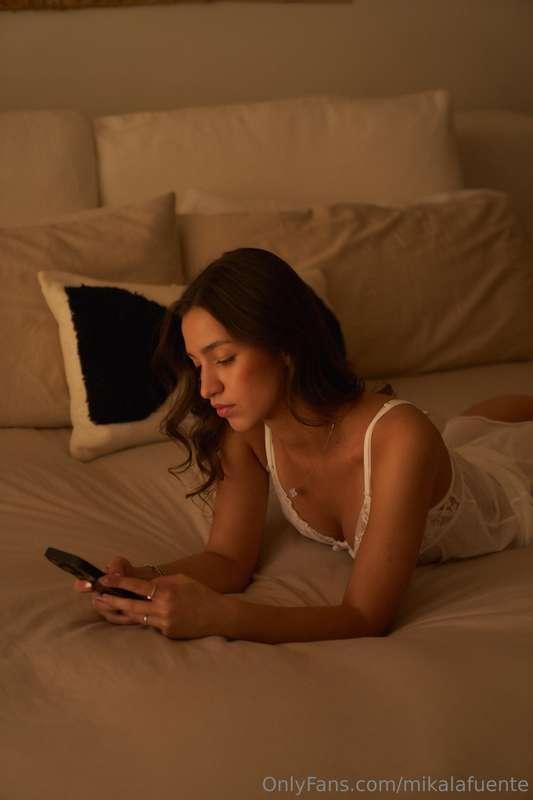 Answering your messages like 🤭Slide in my DMs if you wanna s..