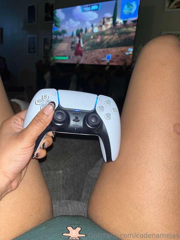 Good morning , just finished playing 💕 Online & answering me..