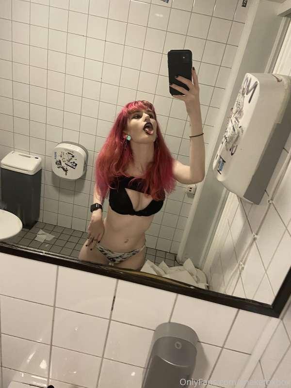 Bar bathroom selfie timeeee