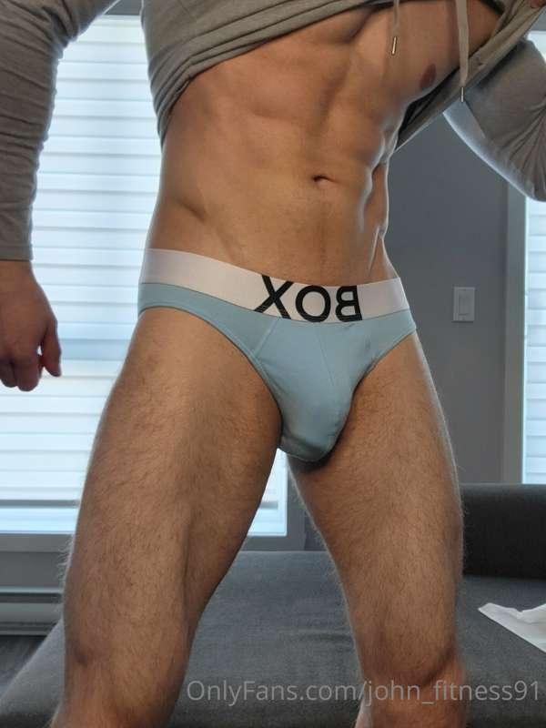 How do you like my bulge today 🍆 ?
Photo 1 or 2 ? 😈
