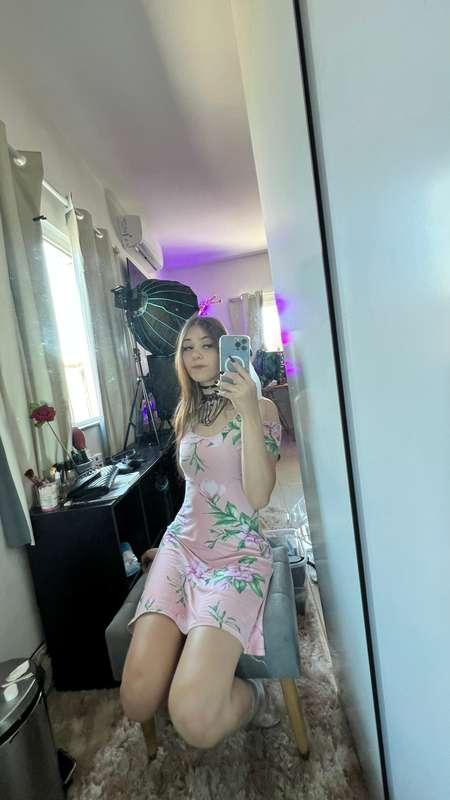 Do I look pretty in this dress?😍