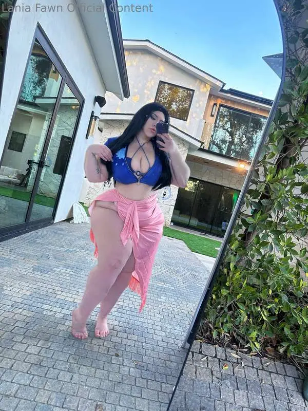It's finally warming up where I am! ☀️Should I bring this Ni..