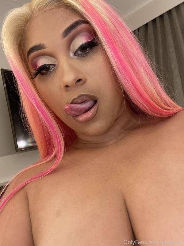 Bout to make these custom videos before we go LIVE tonight 💦..