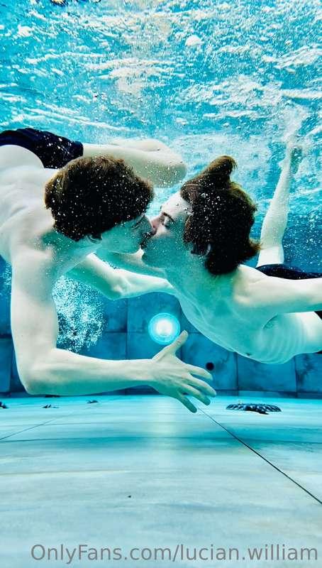 even underwater he makes me horny 😈💙