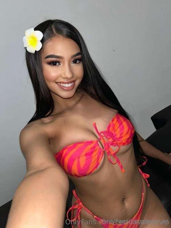 HOT AND SEXY BRUNETTE @itsceciliasuarez 🥵🔥 PLAYING WITH HER ..