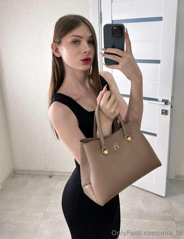 Hello fabulous people! 💃 
Back in boss lady mode. Rate my fi..