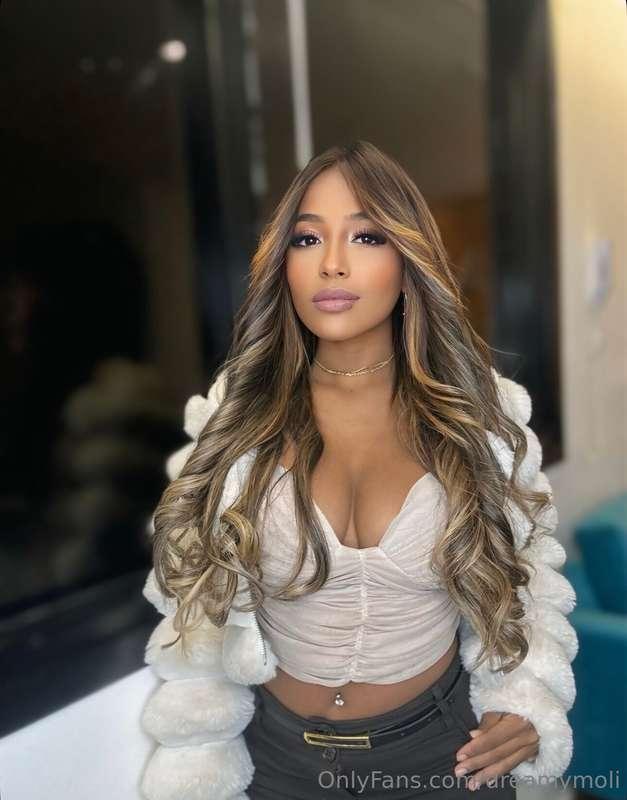 Back at the salon again 💅 Same glam, same soft waves, same f..