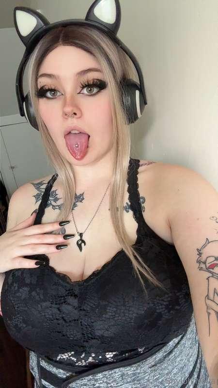 Let me taste that cock daddy 😈