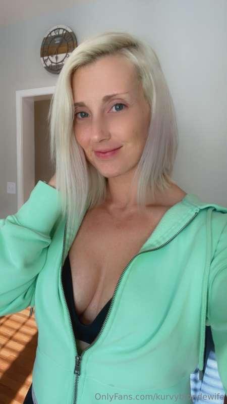 kurvyblondewife image #0
