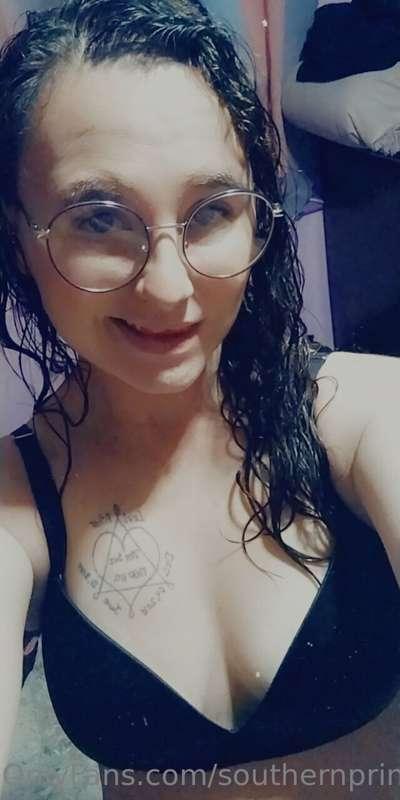 Fresh out of the shower 🍑🤤