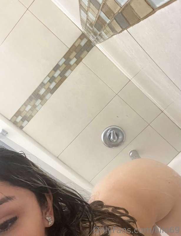 A quick shower 😏💦