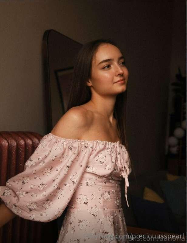 💗 This demure cutie @danoria waiting to be seduced 😍        ..