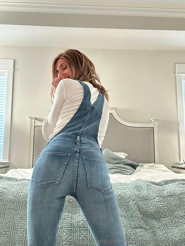 Mommy is ready for her spanking…..she’s been naughty this ye..