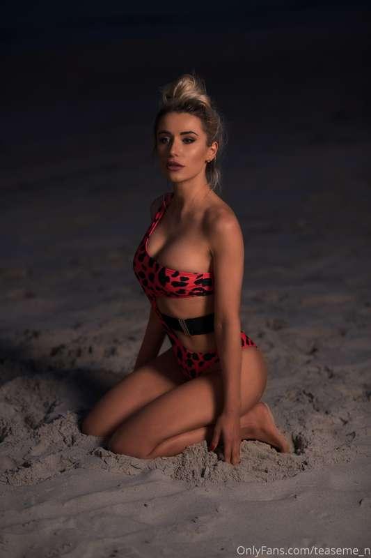 Watch out🙀... wild panther at the beach 🐆