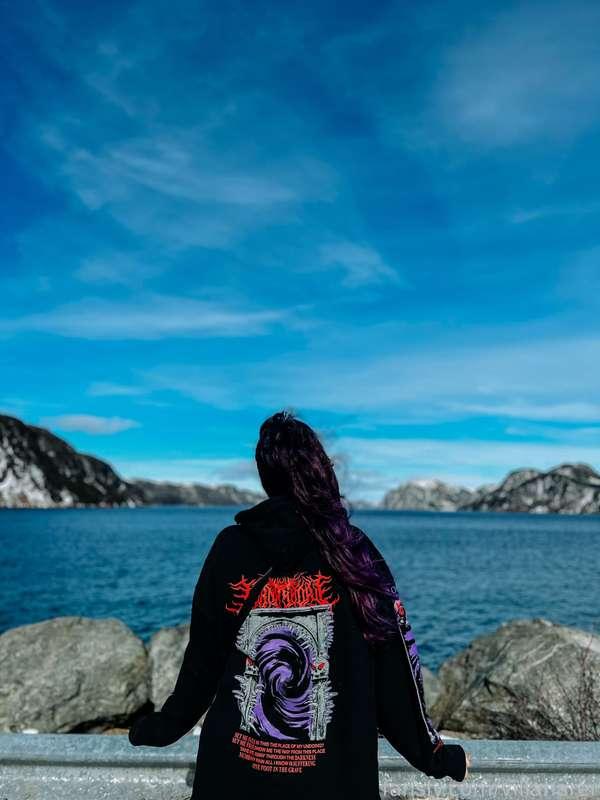 Some road trip pictures! Went on a little sight seeing adventure today and oh my gosh it’s so pretty here 🥹💖

#fyp #goth #gothgirl #altgirl #purplehair #hoodie #tall #tallgirl #outdoors #scenic